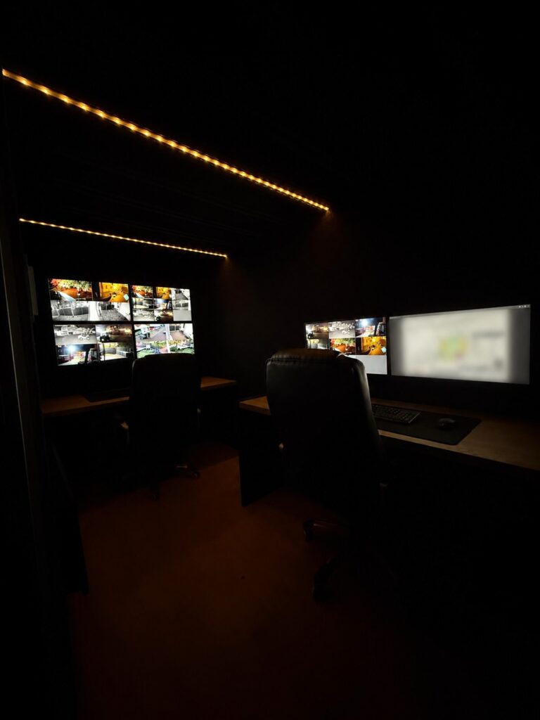 Werkplek in de CCTV Unit met live camerabeelden